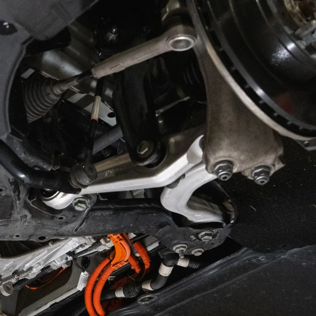 Tesla Fahrwerksreparatur - Kontrolle, Achsvermessung und Komponentenprüfung