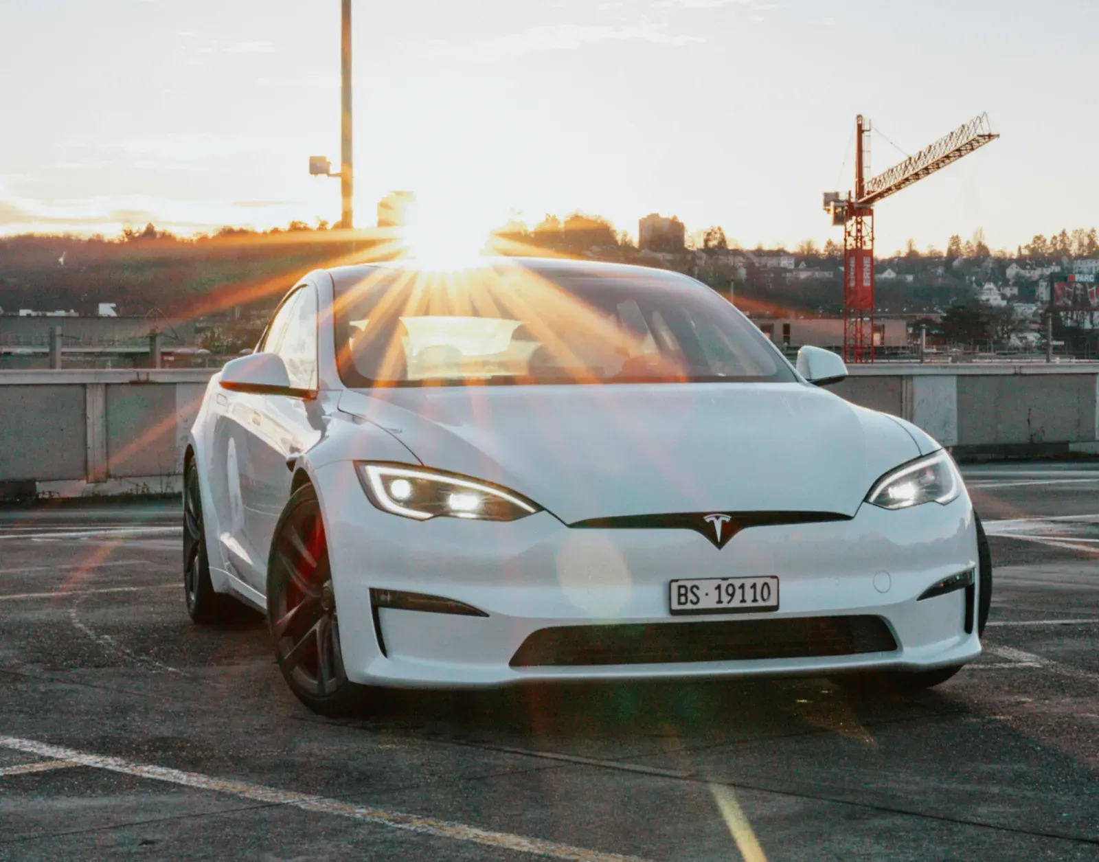 Tesla Model S im Abendlicht vor der Werkstatt