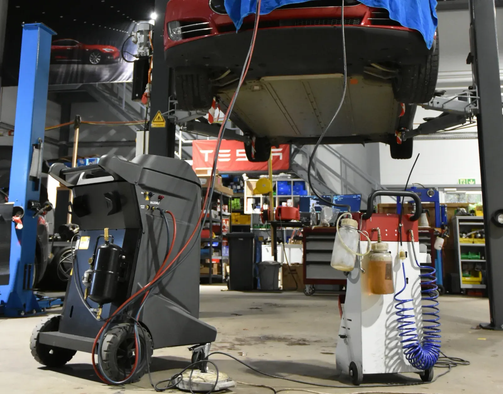 Tesla auf der Hebebühne mit Diagnose- und Servicegeräten