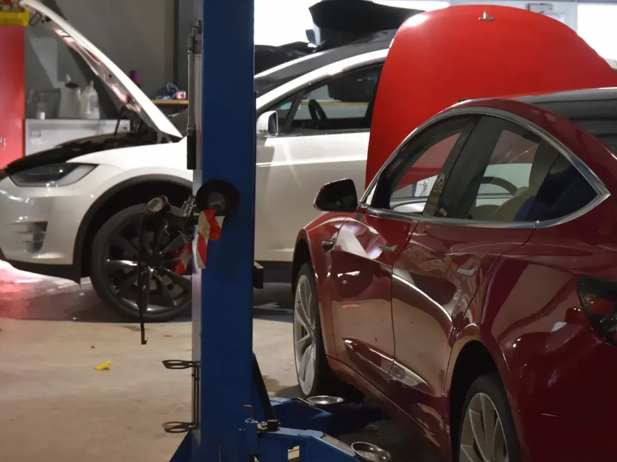 Zwei Tesla auf den Hebebühnen der Revoltaris-Werkstatt