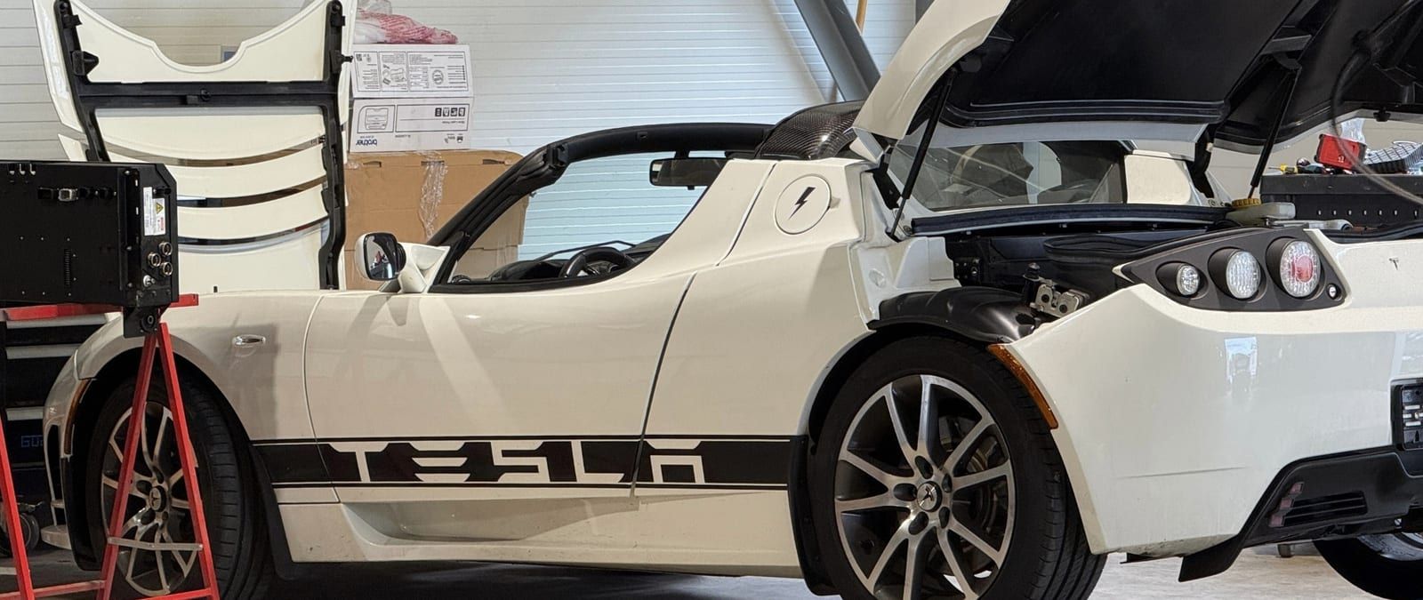 Tesla Roadster auf Böcken in der Revoltaris-Werkstatt