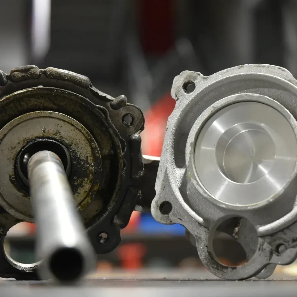 Coolant-Delete-Upgrade an einer Tesla Drive Unit