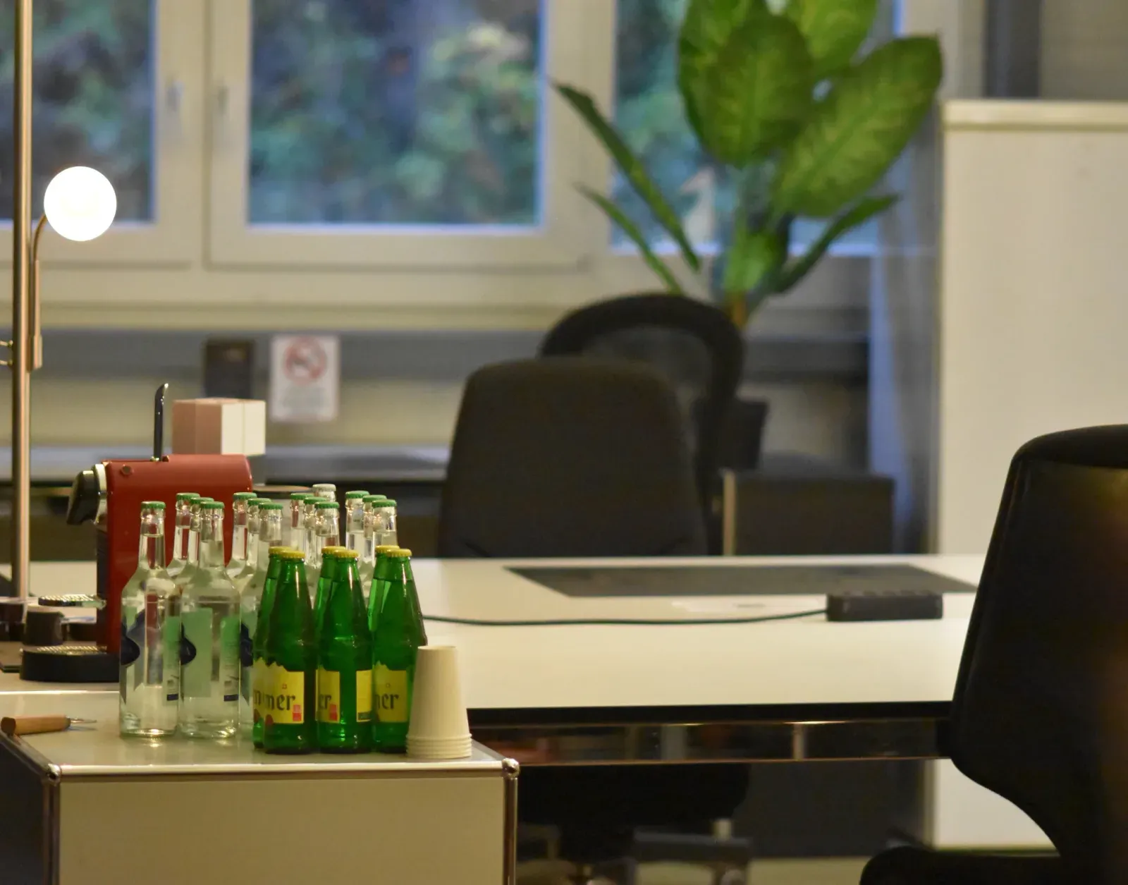 Kundenlounge mit Arbeitsplätzen und Kaffeemaschine