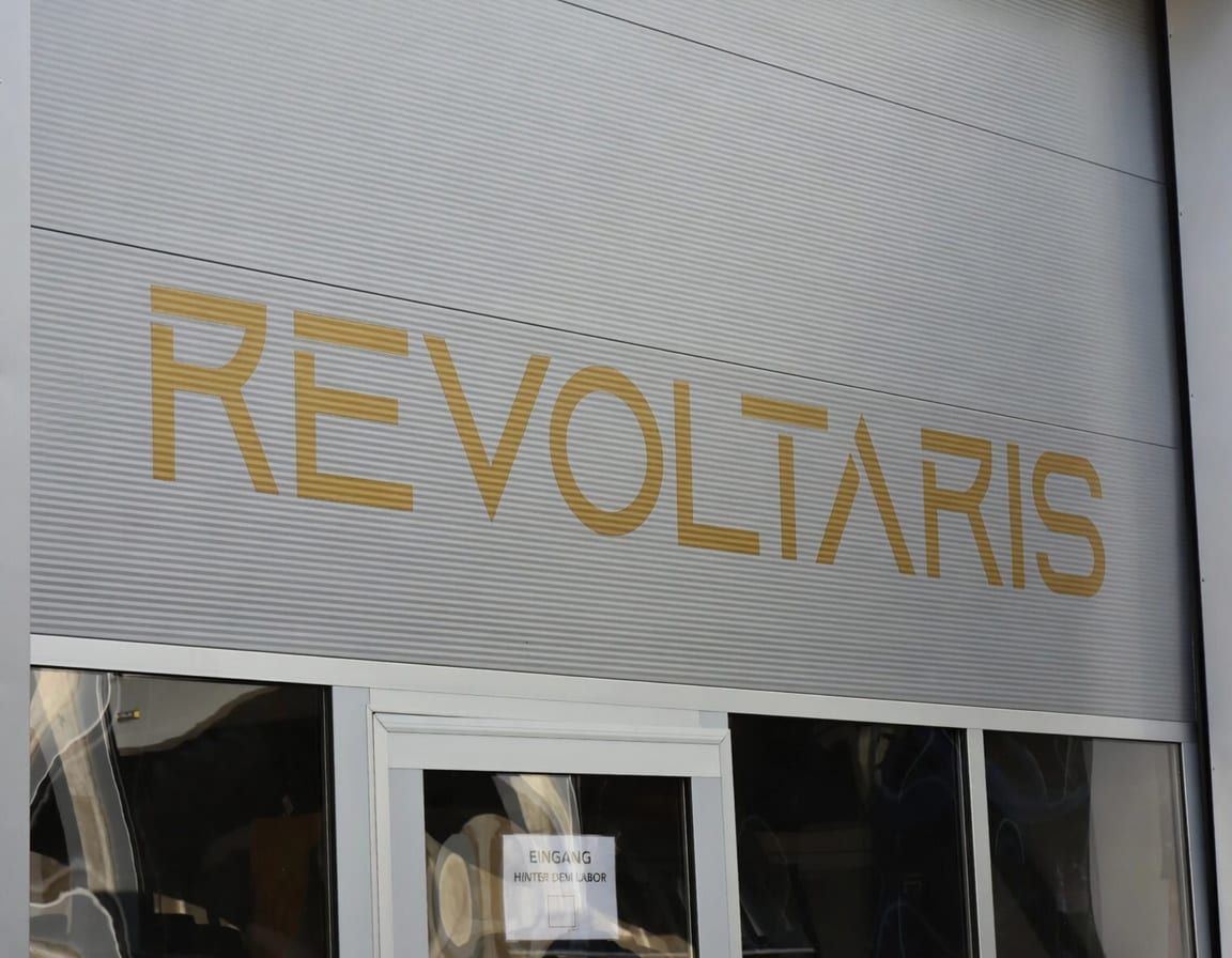 Fassade des Revoltaris-Hauptgebäudes mit Wortmarke