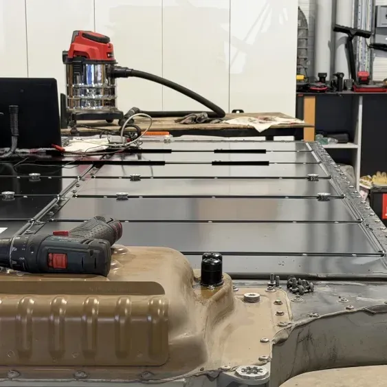 Geöffnete Tesla-Batterie vor der Revision